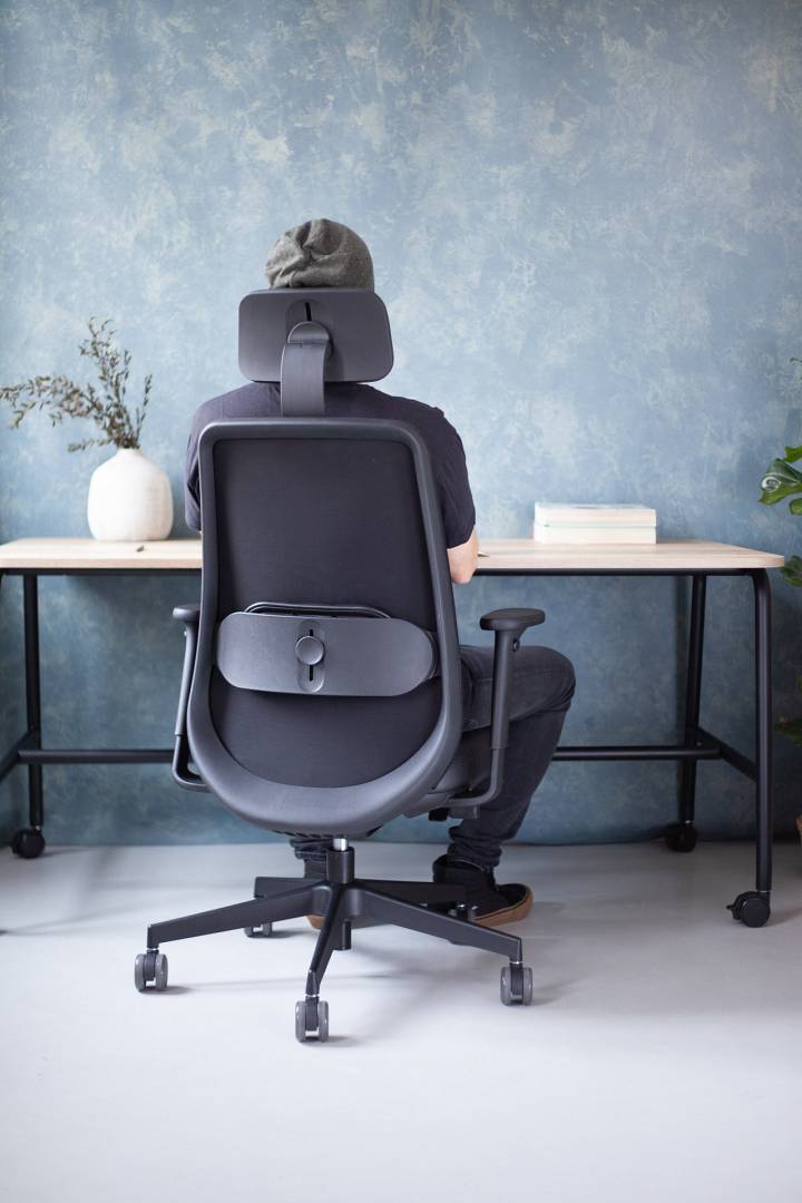 Jak wybrać fotel ergonomiczny do pracy przy komputerze? Na co zwrócić uwagę, by uniknąć bólu kręgosłupa?