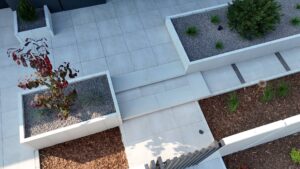 Płyty ceramiczne 2 cm na taras. Dlaczego Polacy wybierają je częściej niż drewno i beton